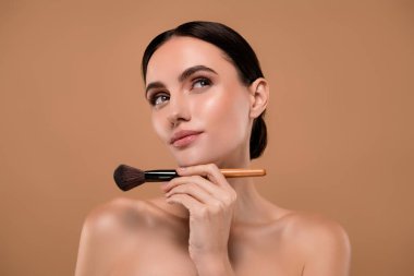 Göz kamaştırıcı güzel bayan kozmetik ürünleri reklamı pastel renkli arka planda izole edilmiş boş alan..