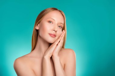 Çok tatlı bir bayanın fotoğrafı. Sağlıklı cildin tadını çıkar. Cyan renklerinde izole edilmiş..