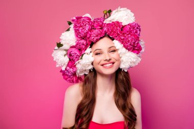 Pozitif muhteşem modelin fotoğrafı pembe arka planda Ukrayna 'nın geleneksel baş çelengi pozu takın.