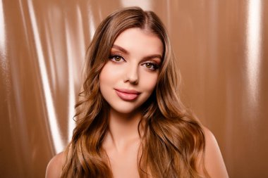 Bej renkli arka planda izole edilmiş güzel, çıplak omuzların fotoğrafı..