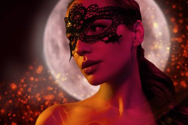 Soyut yaratıcı kadın sanat kolajı aristokrat maskesi takın ve dolunay görüntüsü ile kırmızı arkaplana bakın..