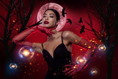 Siyah elbiseli kadın kolajı. Yüze dokunmak. Kırmızı eldivenler. Ormanın arka planında poz vermek..