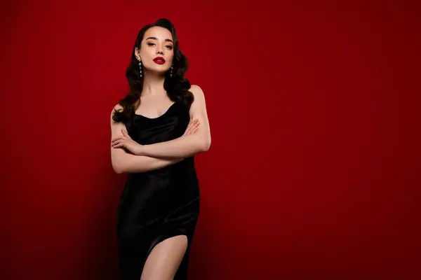 Çekici zengin bir kadının yeni cazibesinin fotoğrafı kırmızı arka planda izole edilmiş boş bir alana benziyor..