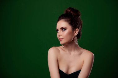 Zarif bayan milyonerin fotoğrafı. Vogue etkinliği için hazırlan. Zümrüt boş mücevher mağazasına bak..