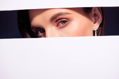 Koyu arkaplandaki beyaz kağıt levhadan bakın..