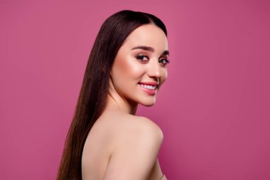 Mutlu gülümseyen esmer kızın portresi. İzole edilmiş pembe bir arka plan..