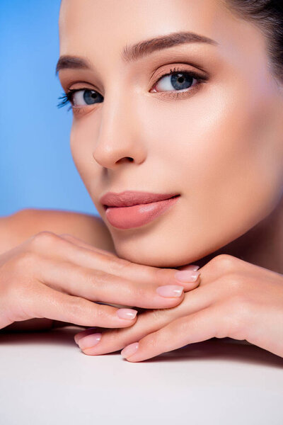 Фото ошеломляющей красивой леди с блестящими кожей лица лежа взгляд изолированный синий цвет фона.