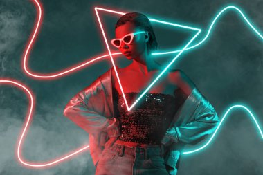 Havalı hippi kız disko partisinin yaratıcı kolaj resmi modern sanal gerçeklik mavi neon renkler arka plan.