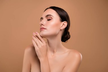 Muhteşem, narin, rüya gibi bir kadının fotoğrafı pastel arka planda izole edilmiş anti-yaş kremi kullan..