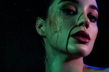 Sıcak su banyosunun keyfini çıkaran tatlı, tutkulu kızın fotoğrafı izole edilmiş siyah arka plan..