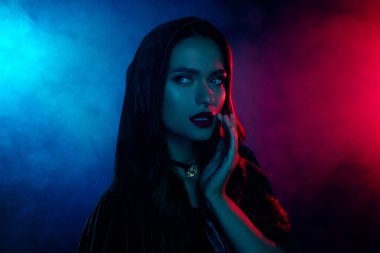 Çekici siyah cadı dokunmatik dudakların fotoğrafı mistik izole edilmiş neon filtre renk arkaplanı.
