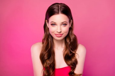 İhtiraslı muhteşem bayan şenlik kıyafeti ve pembe arka planda izole edilmiş parlak makyaj portresi..