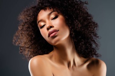 Sevimli bir kızın çıplak omuzlarının fotoğrafı. Güzel vücudun tadını çıkarıyor..