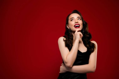 Mutlu, çekici kadın, güzel afiş mücevher mağazasının fotoğrafı. Kırmızı arka planda izole edilmiş boş bir yer..