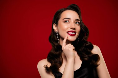 Göz kamaştırıcı rüya gibi bayan modelin fotoğrafı. Kırmızı arka planda izole edilmiş boş bir alan..