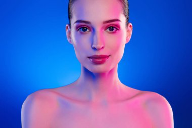 Temiz vücut kozmetiği olan güzel bir kızın izole edilmiş neon renkli arkaplan fotoğrafı..