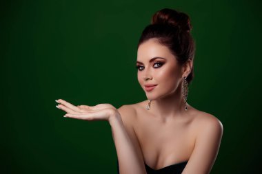 Vogue tarzı aksesuarlı çekici bayan organizatörün fotoğrafı zümrüt boş uzayda teklif sunuyor..