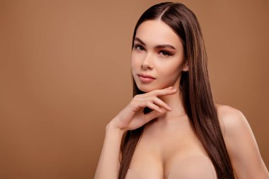 Güzel bir bayanın fotoğrafı. Kolsuz, çenesi boş, tenha kahverengi arka plan..