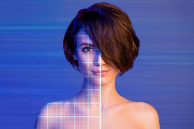 Gülümseyen kadın lazer ızgara yüz tanımlamasından oluşan yaratıcı 3D resim kolajı mor menekşe arkaplan.