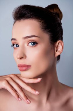 Güzel bayanın dikey fotoğrafını kapat. Gri arkaplanda kıyafet kaldırma terapisi yok..