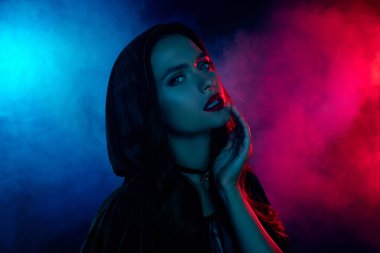 Kara Cadı Kadın 'ın dokunduğu dudaklar tehlikeli görünüyor izole edilmiş sis bulutu filtre rengi arka plan.