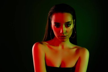 Kendine güvenen genç bir kadının portresi. Boş uzay reklamı. Renkli neon ışıklar..