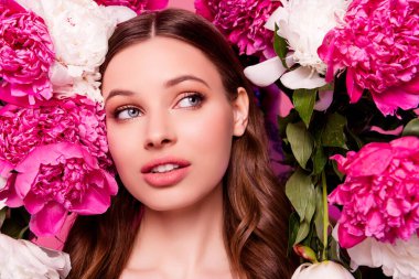 Dergi için poz veren pembe çiçekli muhteşem kadının portresi 8 Mart bayramı etkinliği.