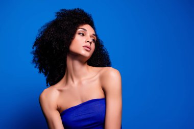 Güzel bir kızın resmi. Gece elbisesi giy. Profil kenarına bak..