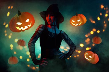 Cadı kostümlü muhteşem bayanın, uçan balkabağıyla arka planda poz verdiği sanat eseri poster kolajı..