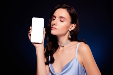 Cazibeli kız hücre akıllı cihazının fotoğrafı izole edilmiş koyu renk arkaplan reklamı.