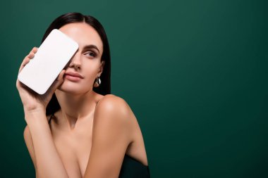 Çekici giyinmiş güzel bir bayanın fotoğrafı modern cihaz kapağı boş bir alanı izole edilmiş yeşil arkaplan.