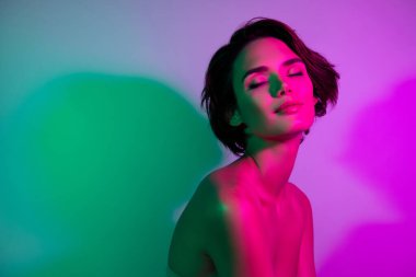 Güzel bir kızın fotoğrafı, kapalı gözlerle cezbedici, izole edilmiş, rengarenk bir arka plan..