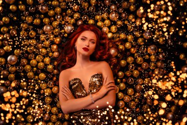 Muhteşem, kendine güvenen zengin bir kadının katlanmış kollarıyla poz verdiği bir fotoğraf. Noel süslemeleri..
