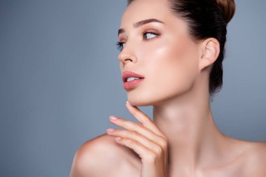 Gri arkaplanda izole edilmiş prosedürü kaldırdıktan sonra nefes kesici kadının profil fotoğrafı.