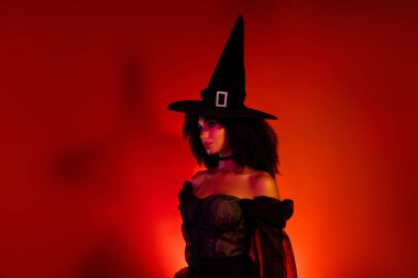 Cadılar bayramında hayalet çağırmak için güçlü cadı şabat lideri ayini büyüsü fotoğrafı..