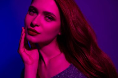 Göz kamaştırıcı güzel kız dokunmatik yüz kulübü partisinin fotoğrafı neon ultraviyole koyu renk arka planda izole edilmiş..