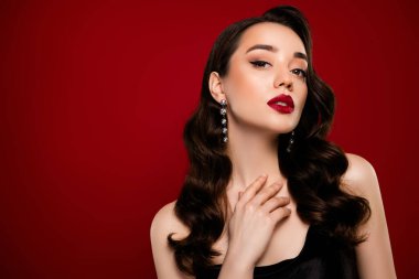 Cana yakın bayan popüler ünlü reklam pankartı değerli elmas boş alan kırmızı renk arka planda izole.