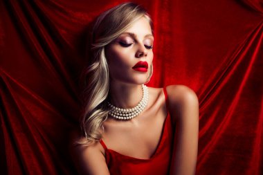 Çekici, klas, zengin model Hollywood yıldızının fotoğrafı kadife renkli arka planda izole edilmiş kırmızı elbise giyer..