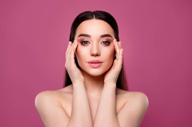 Çekici bir kızın fotoğrafı. Gözlerine dokun. Yüzünde kırışıklıklar olmadan mükemmel..