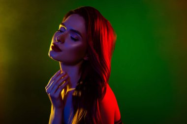 Çekici bir kadının fotoğrafı. Gözleri kapalı. Narin bir tene dokunuyor..