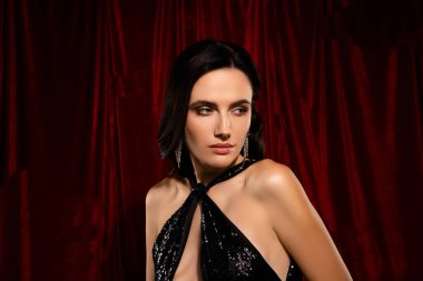 Süslü, kibar, özel giyinmiş bir bayanın stüdyo portresi. Görünüş olarak izole edilmiş kırmızı kadife..