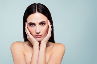 Göz kamaştırıcı bayan dokunuşu parmakları güzellik ürünleri uyguluyor izole edilmiş gri beyaz arka plan.