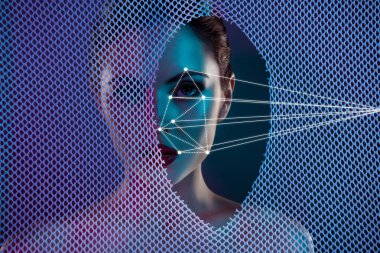 Boyanmış arka planda izole edilmiş kız robot yüz tanımlama kozmetik güzellik tedavisinin birleşik kolajı.