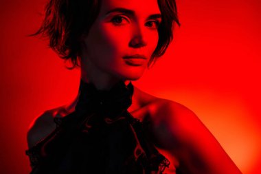 Seksi rüya kız arkadaşının romantik neon ışıkta randevusu var Sevgililer gününde flört ediyor..