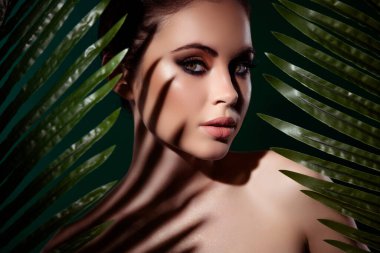 Güzellik salonundaki ateşli tutkulu bayanın fotoğrafı, organik ürün kozmetik ürünleriyle şık bir makyaj yapıyor..