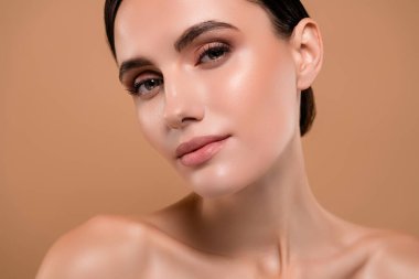 Pastel arka planda izole edilmiş çekici, güzel, sağlıklı, kusursuz yüz derisi fotoğrafı..