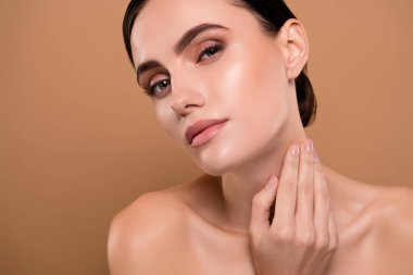 Çekici bir bayanın kaldırma efektinin yakın plan fotoğrafı pastel arka planda izole edilmiş..