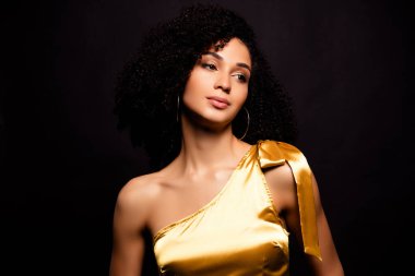 Çekici, tapılası, seksi kıyafetli bir kadının fotoğrafı. Boş, izole edilmiş, siyah bir arkaplan..