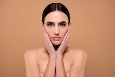 Çekici kadın dokunuşunun fotoğrafı. Pastel arka planda izole edilmiş sağlıklı, kusursuz bir cilt..