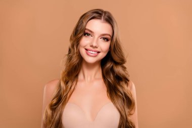 Çekici, sevimli, çıplak, güzel bir kızın fotoğrafı. Bej renkli arka planda izole edilmiş cilt..